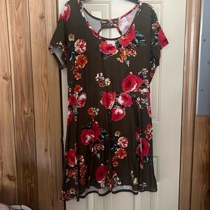 Women’s 3x casual short sleeve dress with cutout back.